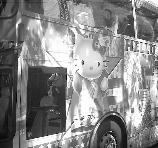 動画は水上バスですが、これは「はとバス」です。キティちゃんのバス。